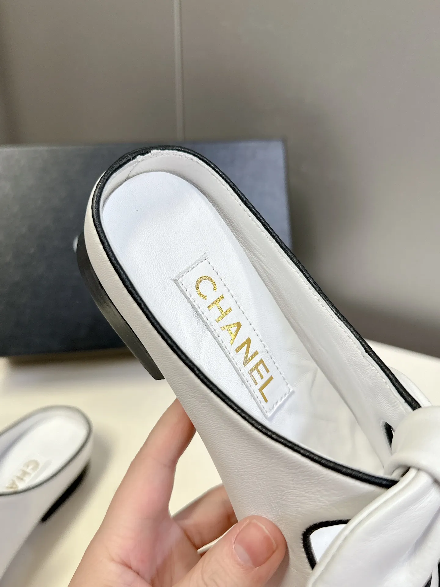 👟👟Ex-factory price 540👟👟 CHANEL Chanel Bow Elastic Strap Flat Shoes Bow Mary Jane shoes are so popular at first sight that you can wear them freely according to the weather changes! Put on socks to instantly transform into cute shoes for spring and summer! Transform into a magical princess in seconds 👸The upper is made of mixed sheepskin and tiptoe silk sheepskin. The foot feels super comfortable. The leather is very soft and skin-friendly. The genuine leather outsole imported from Italy Size: 35-41 (40 41 customized)